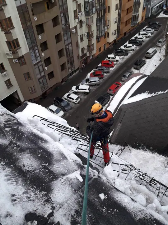 Очистка крыши от снега, наледи, сосулек