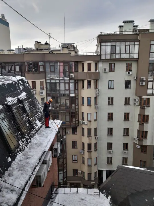 Очистка крыши от снега, наледи, сосулек
